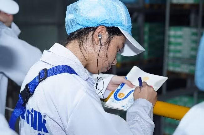 Các em chăm chú lắng nghe, ghi chép kỹ lưỡng về quy trình sản xuất để làm ra một hộp sữa tại siêu nhà máy Vinamilk: từ các bồn sữa khổng lồ, cho đến dây chuyền đóng hộp cứ 1 giây là cho ra đời 6-7 hộp sữa hay kho thông minh vận hành hơn 27.000 lô hàng hóa với sự điều khiển của máy tính…