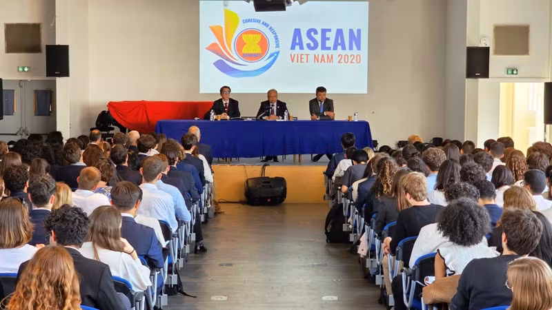 Đại sứ Đinh Toàn Thắng chia sẻ tại chương trình. (Ảnh: MINH DUY)