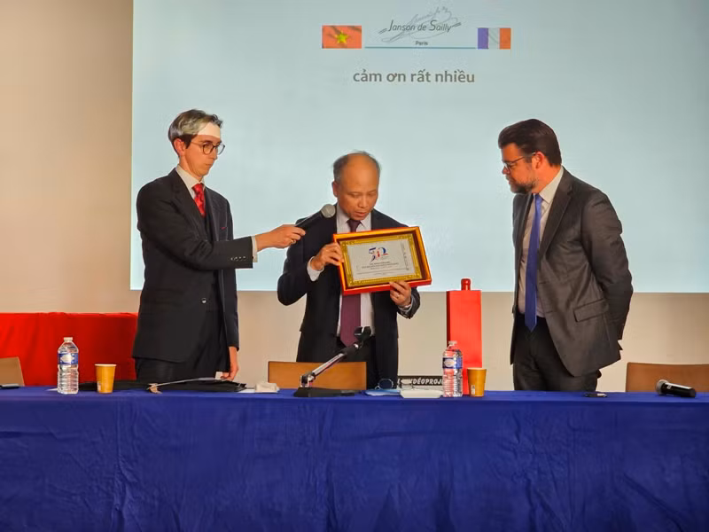 Đại sứ Đinh Toàn Thắng giới thiệu tới học sinh toàn Trường Janson de Sailly về logo kỷ niệm 50 năm thiết lập quan hệ ngoại giao Việt Nam-Pháp. (Ảnh: KHẢI HOÀN)