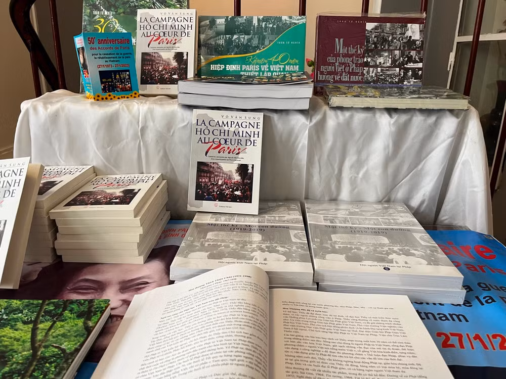 Ba cuốn sách “Chiến dịch Hồ Chí Minh giữa lòng Paris”, “Marseille, Provence và Đông Dương” và “Việt Cộng trên đỉnh Nhà thờ Đức Bà Notre-Dame” được giới thiệu tới cộng đồng người Việt và công chúng Pháp. (Ảnh: KHẢI HOÀN)