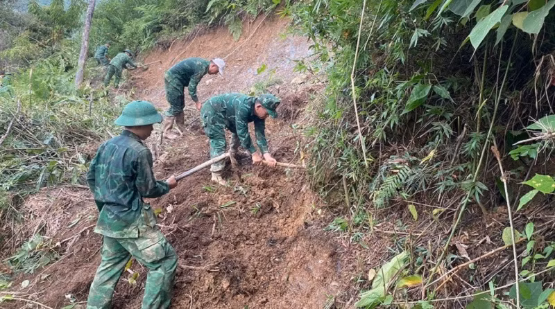 Các lực lượng dùng cuốc, xẻng mở đường vào điểm dân cư Huổi Ké.