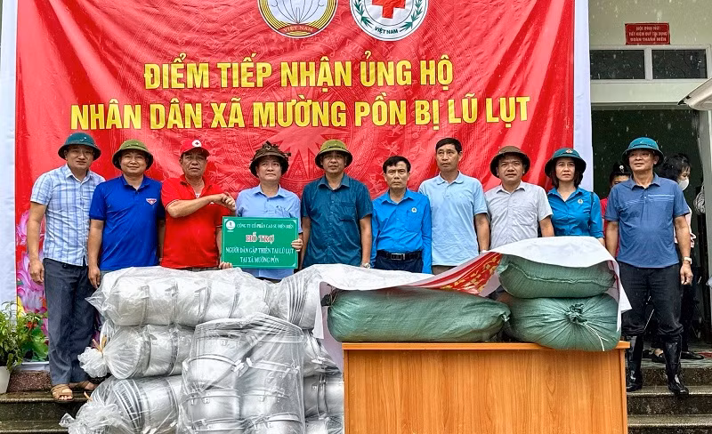 Lãnh đạo Công ty Cổ phần cao su Điện Biên trao lương thực, đồ dùng thiết yếu hỗ trợ người dân bị thiệt hại do lũ quét Mường Pồn.