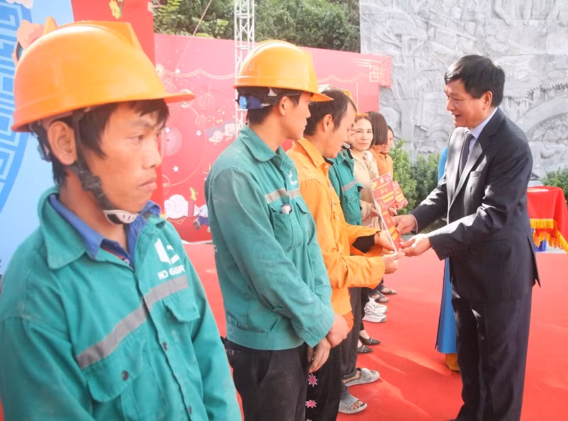 Chủ tịch Ủy ban nhân dân tỉnh Điện Biên trao quà, động viên đoàn viên, người lao động tại chương trình "Tết sum vầy-Xuân chia sẻ" tại Điện Biên.