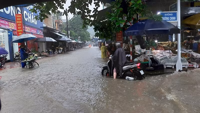 Đoạn đường tại cổng chợ Trung tâm 3 thuộc tổ dân phố 9 phường Mường Thanh thành phố Điện Biên Phủ bị ngập nặng.