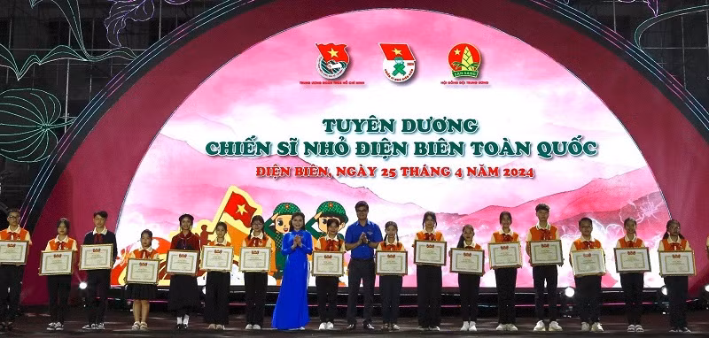Hội đồng Đội Trung ương trao Bằng khen vinh danh các thiếu nhi tiêu biểu.