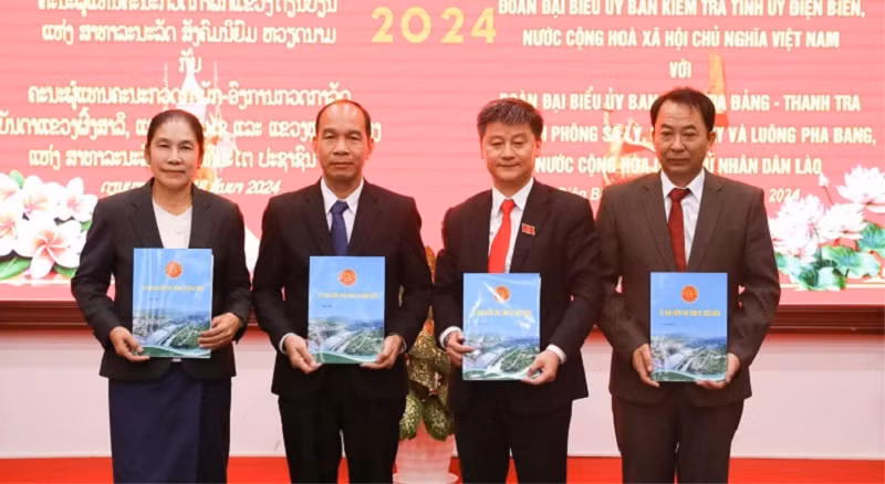 Lãnh đạo Ủy ban Kiểm tra Tỉnh ủy Điện Biên và Ủy ban Kiểm tra Đảng - Thanh tra 3 tỉnh trao biên bản ghi nhớ. 