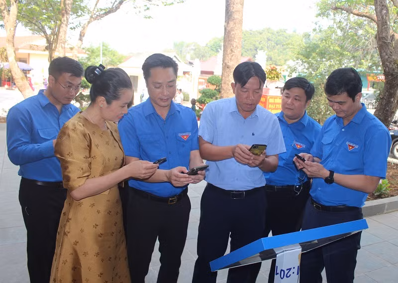 Đại biểu trải nghiệm ứng dụng quét mã QR tại công trình số hóa điểm di tích ở Mường Phăng.