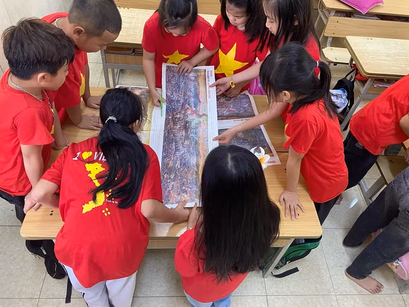 Học sinh lớp 3A3 Trường Tiểu học Hà Nội - Điện Biên Phủ hào hứng cắt tranh panorama làm tư liệu học tập trong lớp.