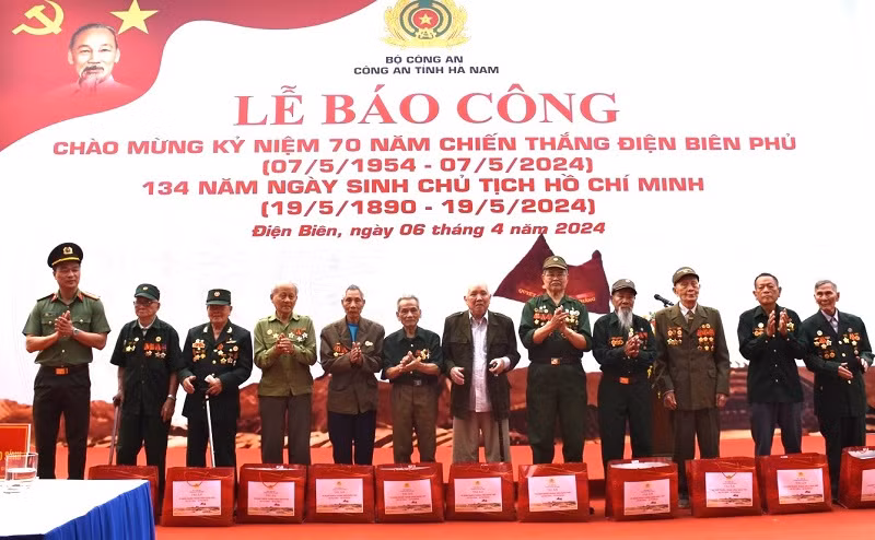 Ban Giám đốc Công an tỉnh Hà Nam trao quà tặng các chiến sĩ Điện Biên.