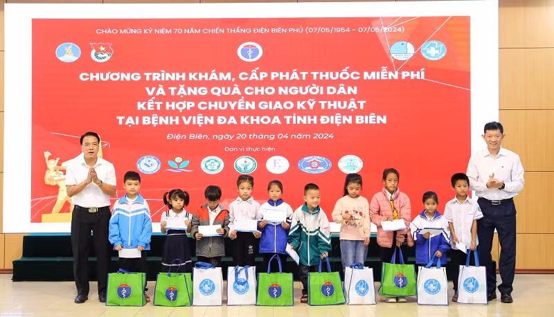 Trong chương trình, có 10 học sinh nghèo vượt khó được trao tặng 10 phần quà (trị giá 2 triệu đồng/phần quà).