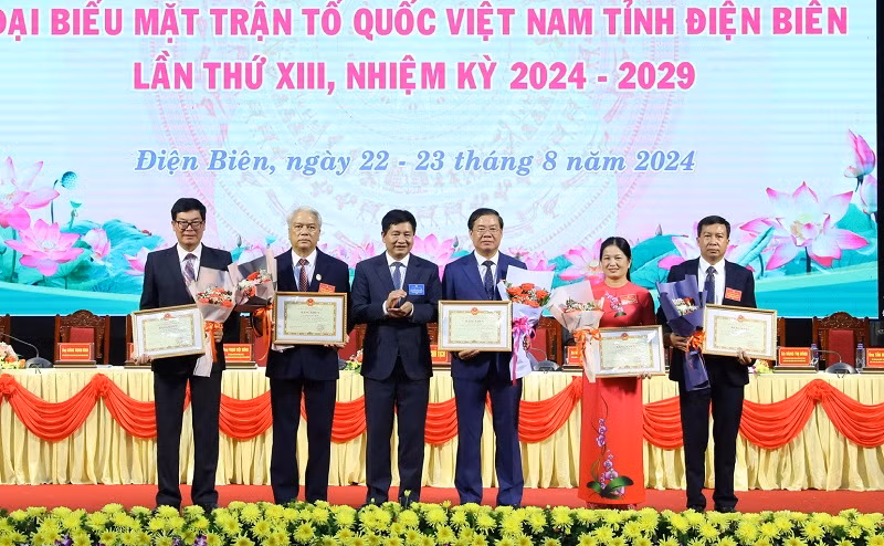 Đồng chí Lê Thành Đô, Chủ tịch Ủy ban nhân dân tỉnh Điện Biên trao Bằng khen của Ủy ban nhân dân tỉnh tặng các cá nhân có nhiều thành tích xuất sắc trong công tác xây dựng Mặt trận Tổ quốc Việt Nam tỉnh Điện Biên.