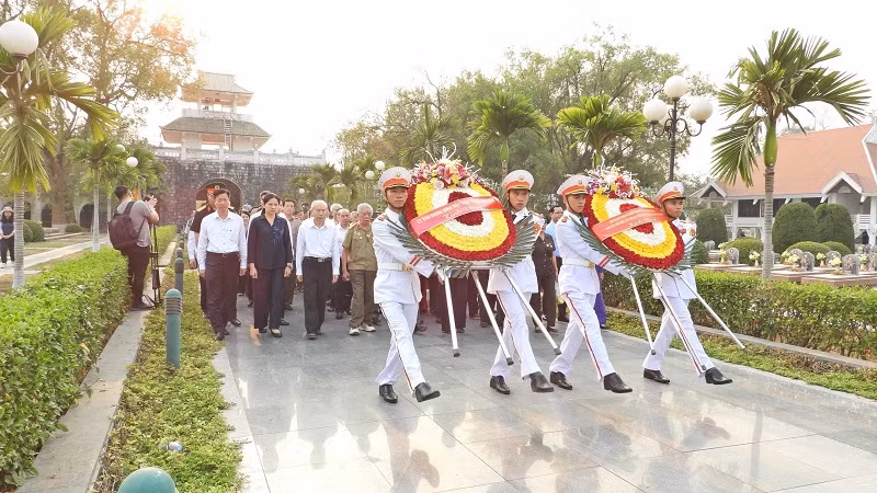 Đồng chí Đỗ Văn Chiến cùng các chiến sĩ Điện Biên, thanh niên xung phong, dân công hỏa tuyến viếng anh hùng, liệt sĩ tại nghĩa trang liệt sĩ A1.