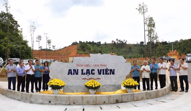Cán bộ, nhân dân huyện Mường Ảng gắn biển công trình Nghĩa trang nhân dân An Lạc Viên tọa lạc tại xã Ẳng Tở.