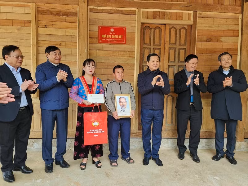Phó Thủ tướng Chính phủ Lê Minh Khái cùng các đồng chí lãnh đạo tỉnh Điện Biên trao quà, gắn biển nhà Đại đoàn kết cho hộ nghèo tại huyện Nậm Pồ, tỉnh Điện Biên.