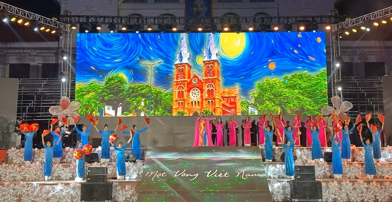 Hát múa "Một vòng Việt Nam" thu hút sự quan tâm của đông đảo nhân dân Điện Biên.