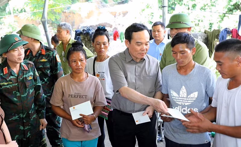 Phó Thủ tướng Trần Lưu Quang trao quà hỗ trợ các gia đình bị thiệt hại do lũ quét.