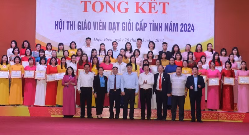 Lãnh đạo Sở Giáo dục và Đào tạo Điện Biên cùng đại diện lãnh đạo các sở, ngành tặng hoa, chúc mừng các thầy, cô giáo được công nhận giáo viên dạy giỏi cấp tỉnh, năm học 2023-2024.