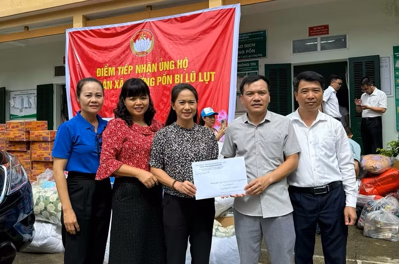 Lãnh đạo, cán bộ Cảng Hàng không Điện Biên trao kinh phí hỗ trợ nhân dân Mường Pồn khắc phục hậu quả lũ quét.