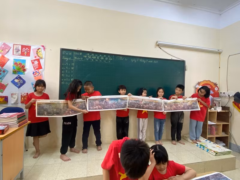 Sau công đoạn cắt, học sinh lớp 3A3 Trường Tiểu học Hà Nội - Điện Biên Phủ đã ghép thành bức tranh hoàn hảo.