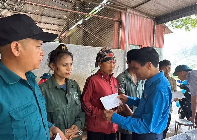 Chủ tịch Công đoàn Công ty Cổ phần Cao su Điện Biên trao hỗ trợ công nhân thuộc Nông trường cao su Điện Biên bị thiệt hại do lũ quét.