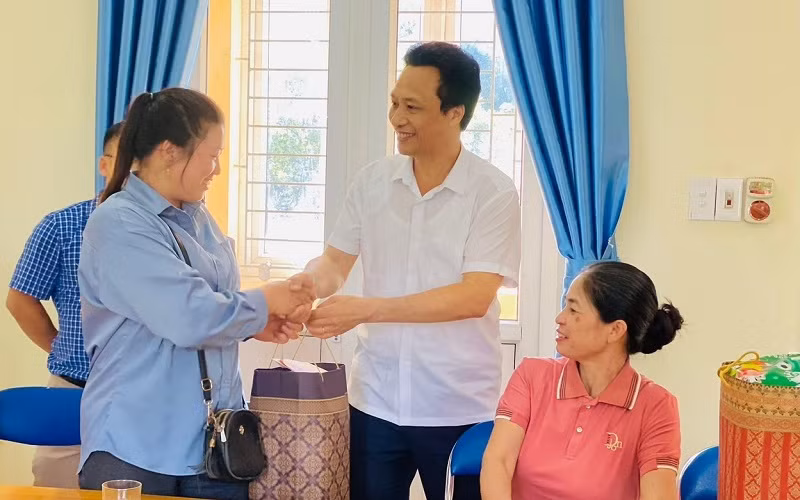 Đồng chí Lê Khánh Hòa, Bí thư Huyện ủy Nậm Pồ trao quà, động viên các gia đình chính sách ở huyện biên giới Nậm Pồ.