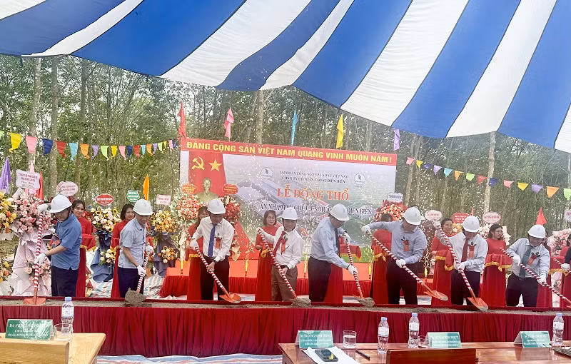 Lãnh đạo Tập đoàn công nghiệp cao-su Việt Nam cùng các đồng chí lãnh đạo tỉnh Điện Biên thực hiện nghi thức động thổ xây dựng nhà máy chế biến mủ cao-su tại Điện Biên.