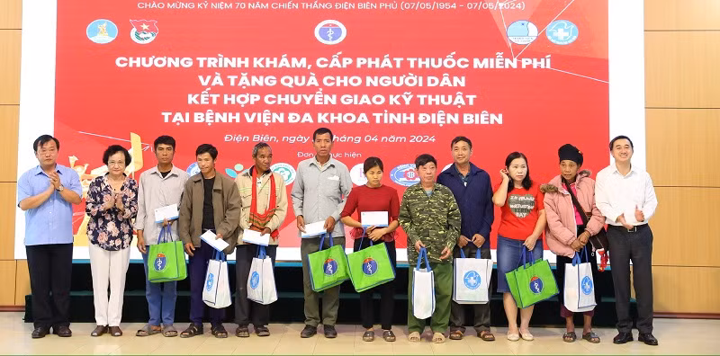 Thứ trưởng Y tế Trần Văn Thuấn (đầu tiên bên phải ảnh) cùng đồng chí Vừ A Bằng, Phó Chủ tịch Ủy ban nhân dân tỉnh Điện Biên trao quà tặng các gia đình nghèo tại Điện Biên.