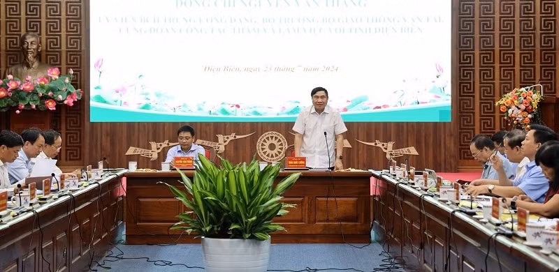 Đồng chí Trần Quốc Cường, Ủy viên Trung ương Đảng, Bí thư Tỉnh ủy Điện Biên phát biểu tại buổi làm việc.