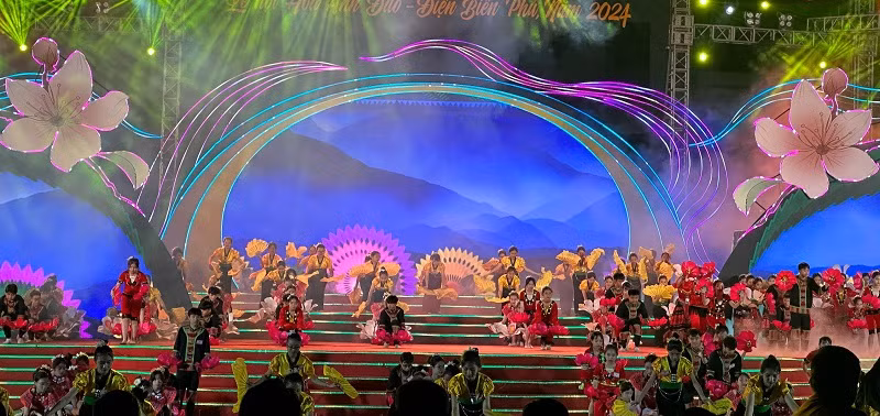 Chương trình văn nghệ đặc sắc mở màn khai mạc Lễ hội hoa anh đào với chủ đề "Trải nghiệm Pá Khoang-Ngắm hoa anh đào".