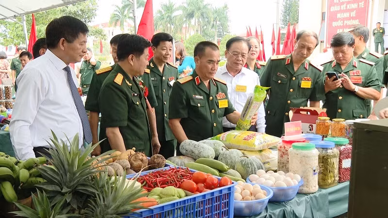 Đại biểu tham quan gian trưng bày sản phẩm nông nghiệp do các đơn vị thuộc lực lượng vũ trang tỉnh Điện Biên chủ động tăng gia, sản xuất.