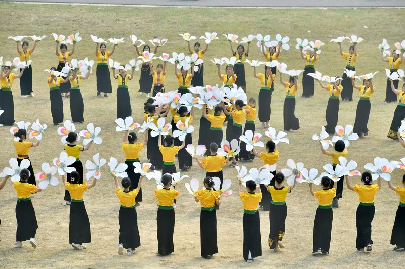 Xòe hoa thu hút đông đảo khán giả theo dõi cổ vũ.