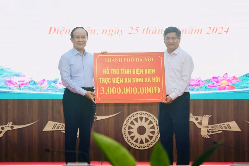 Đồng chí Nguyễn Ngọc Tuấn, Phó Bí thư Thành ủy, Chủ tịch Hội đồng nhân dân thành phố Hà Nội trao 3 tỷ đồng hỗ trợ tỉnh Điện Biên thực hiện các hoạt động an sinh xã hội.