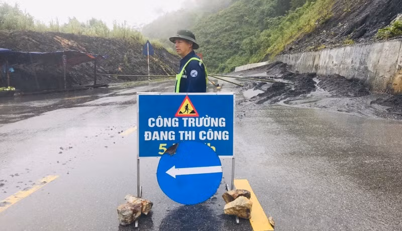 Lực lượng chức năng vừa khẩn trương khắc phục sạt lở tại quốc lộ 12 vừa bảo đảm an toàn giao thông cho người, phương tiện.