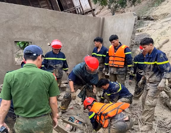 Lực lượng chức năng đang tìm kiếm người bị nạn tại Mường Pồn.