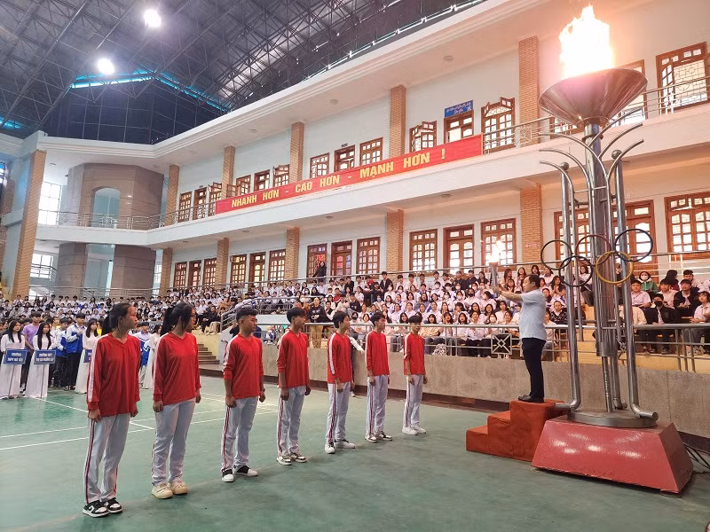 Đồng chí Vừ A Bằng, Phó Chủ tịch Ủy ban nhân dân tỉnh Điện Biên thắp đuốc khai mạc Hội khỏe Phù Đổng tỉnh lần thứ 21.