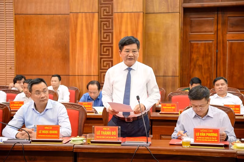 Đồng chí Lê Thành Đô, Chủ tịch Ủy ban nhân dân tỉnh Điện Biên báo cáo đồng chí Trương Thị Mai và đoàn công tác kết quả tiến độ các công việc chuẩn bị Lễ kỷ niệm do tỉnh Điện Biên thực hiện.