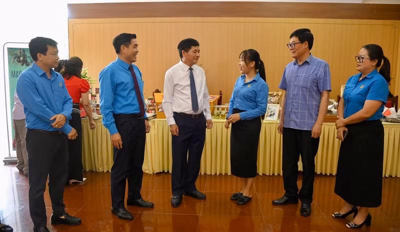 Đồng chí Lê Thành Đô trò chuyện, lắng nghe tâm tư công nhân, viên chức...