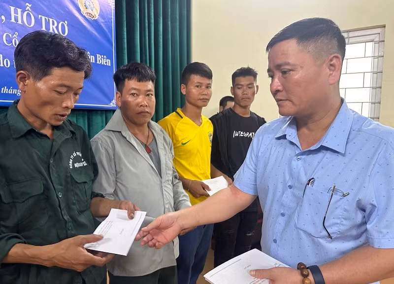 Ông Nguyễn Công Tám, Tổng Giám đốc Công ty cổ phần cao-su Điện Biên trao hỗ trợ công nhân bị thiệt hại tài sản do lũ quét.