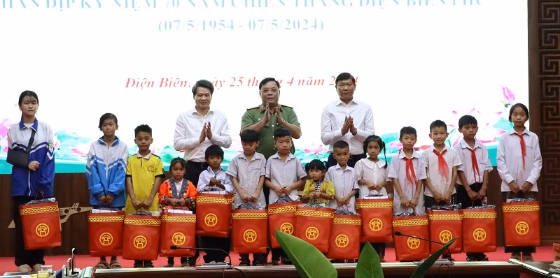 Các đồng chí thành viên đoàn công tác Thành ủy Hà Nội trao quà tặng học sinh hoàn cảnh khó khăn tỉnh Điện Biên.