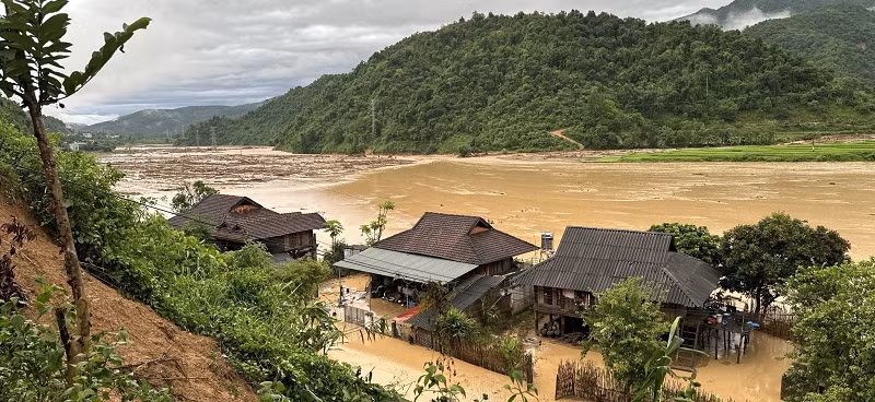Hiện tại còn hàng chục ngôi nhà vẫn ngập trong nước và đối diện nguy cơ đổ sập vì đất từ ta-luy dương vẫn tiếp tục trượt từ trên núi xuống.