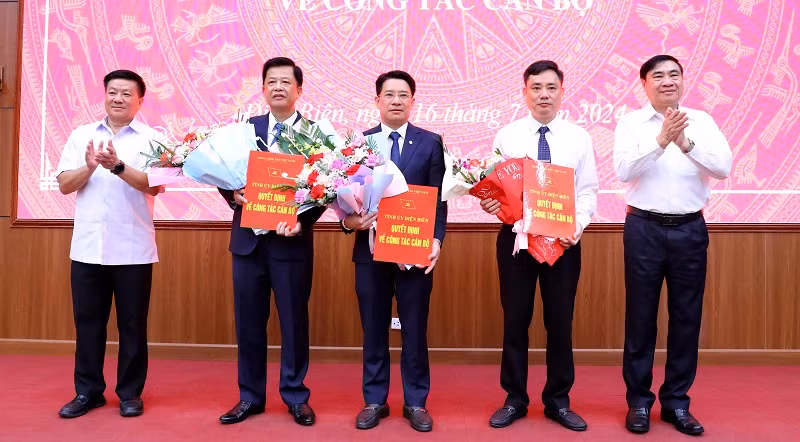Đồng chí Trần Quốc Cường, (đầu tiên bên phải) Ủy viên Trung ương Đảng, Bí thư Tỉnh ủy Điện Biên cùng đồng chí Lò Văn Phương (đầu tiên bên trái), Chủ tịch Hội đồng nhân dân tỉnh Điện Biên trao quyết định bổ nhiệm, điều động cho các đồng chí: Nguyễn Ngọc Thể, Ngôn Ngọc Khuê, Bùi XuânTrường.