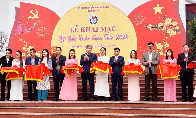 Đồng chí Lò Văn Tiến, Phó Chủ tịch Ủy ban nhân dân tỉnh Điện Biên cùng lãnh đạo Hội Nhà báo, các sở, ngành tỉnh Điện Biên cắt băng khai mạc Hội Báo Xuân Điện Biên 2024.