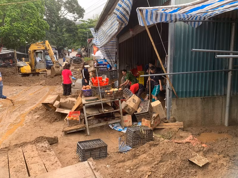 Dự kiến việc khắc phục hậu quả lũ quét tại bản Suối Lư phải kéo dài trong vài ngày tới.