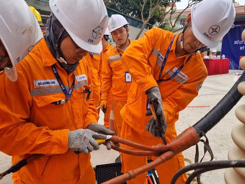 Thực hành khắc phục sự cố làm mất điện các khu vực trung tâm thành phố Điện Biên Phủ.