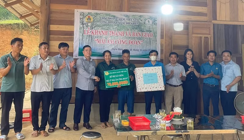 Ông Nguyễn Công Tám (thứ tư từ trái sang), Tổng Giám đốc Công ty cổ phần Cao-su Điện Biên trao mái ấm công đoàn tặng công nhân hoàn cảnh khó khăn.
