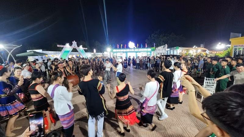 Nhân dân và du khách về Điện Biên chung vui các hoạt động văn hóa tại Lễ khai mạc triển lãm.