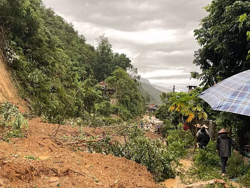 Trên tuyến Quốc lộ 12 hiện có gần trăm điểm sạt lở như thế này nên tạm thời Quốc lộ 12 bị tê liệt toàn bộ.