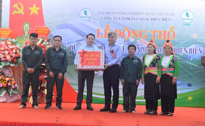 Đồng chí Lò Văn Tiến, Phó Chủ tịch Ủy ban nhân dân tỉnh Điện Biên tặng quà cán bộ, công nhân nông trường cao-su Điện Biên.