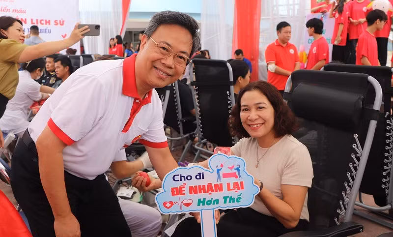 Phó Giáo sư, Tiến sĩ Nguyễn Hà Thanh, Viện trưởng Viện Huyết học-Truyền máu Trung ương, Trưởng Ban tổ chức Hành trình đỏ, động viên người hiến máu tại Điện Biên.