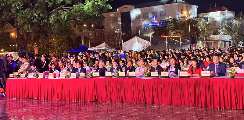 Đại biểu và nhân dân, du khách dự khai mạc Lễ hội Hoa anh đào tại thành phố Điện Biên Phủ.